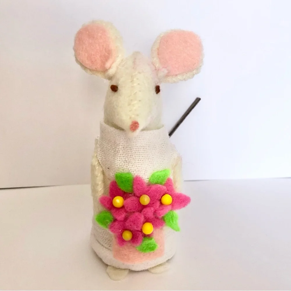 Felt mouse art doll pink flower bouquet hand-sewn cake topper gift